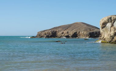 Kolombiya Karayipleri 'nin Guajira Çölü' ndeki deniz ve kara manzarası. Boşluğu kopyala.