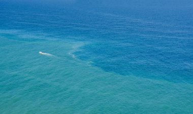 Motorlu Karayip Denizi. Mavi ve yeşil su arka planı. Boşluğu kopyala.