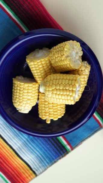 Blue Bowl Chopped Corncobs Coloured Tablecloth Hand Placing Cobs Plate — Vídeo de Stock