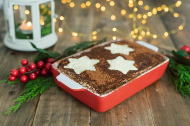 Tiramisu geleneksel İtalyan tatlısını Noel süsü ve ışıklarıyla. Boşluğu kopyala.