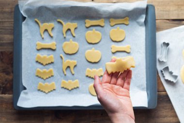 Farklı şekillerde kurabiyeler Cadılar Bayramı için hazır. Uzayı kopyala Hamur işi kavramı.