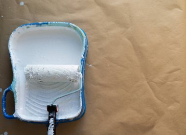 Ressam aletleri. Boya silindiri ve boya tepsisi. Uzayı kopyala Kağıt arkaplan.