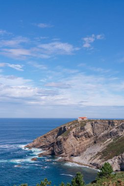 Dikey manzara. Cape Vidio, Cape Vidio deniz feneri ve Doria Sahili manzaralı. Asturias, Cudillero
