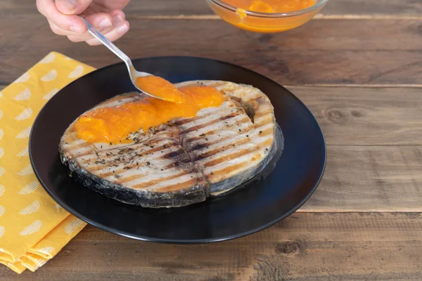 Gegrillte Thunfischscheiben Auf Einem Schwarzen Teller Mit Tomatensauce Darauf Kopierraum — Stockfoto