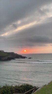 Ribadeo deniz fenerinden dikey gün batımı. Günbatımında Cantabrian Denizi manzarası.