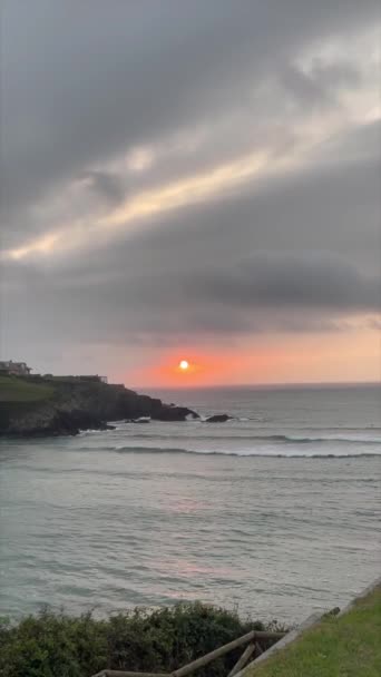 Ribadeo Deniz Fenerinden Dikey Gün Batımı Günbatımında Cantabrian Denizi Manzarası — Stok video