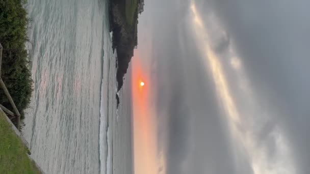 Vertikal Solnedgång Från Ribadeos Fyr Kantabriska Havet Kustlandskap Vid Solnedgången — Stockvideo