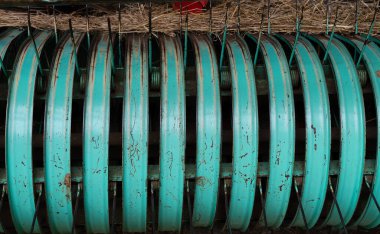 Mekanik bir çim biçme makinesinin tırmığının ayrıntılı görüntüsü. Baler mekanizması ve spiraller. Boşluğu kopyala.