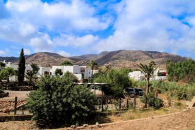 Rodalquilar, Almeria, İspanya - 3 Eylül 2021: Rodalquilar, Endülüs, İspanya 'da begonvilli beyazlatılmış evler