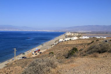 Cabo de Gata, Almeria, İspanya - 3 Eylül 2021: Cabo de Gata köyü ve Fabriquilla ve Salinas Sahili 'nin en iyi manzarası Almerya, İspanya