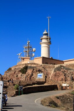 Cabo de Gata, Almeria, İspanya... 3 Eylül 2021: Yazın mavi gökyüzünün altında güzel Cabo de Gata Deniz Feneri