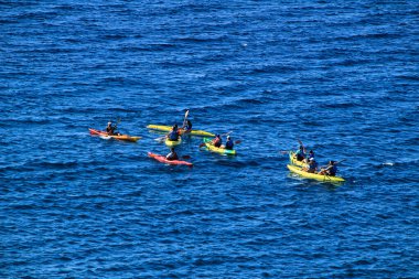 Cabo de Gata, Almeria, İspanya - 3 Eylül 2021: Cabo de Gata, Almeria, İspanya 'daki Siren Resifi' nde kano çalışması yapan insanlar.