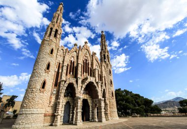 Novelda, Alicante, İspanya... 24 Eylül 2021: Ayrıntılar, kemerler, kule ve Santa Maria Magdalena 'nın Novelda, Alicante, İspanya' daki dağın tepesindeki Sığınağı resimleri.