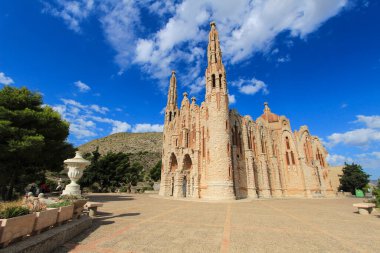 Novelda, Alicante, İspanya... 24 Eylül 2021: Ayrıntılar, kemerler, kule ve Santa Maria Magdalena 'nın Novelda, Alicante, İspanya' daki dağın tepesindeki Sığınağı resimleri.