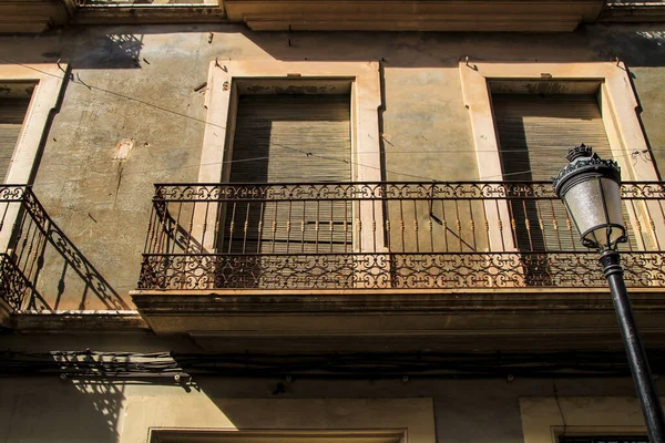 Fachada Antiga Casa Com Varanda Enferrujada Cego Lado Luz Rua — Fotografia de Stock