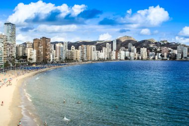 Benidorm, Alicante, İspanya - 9 Ekim 2021: Güzel bir sonbahar gününde arka planda Levante plajı ve gökdelenlerinin panoramik manzarası.