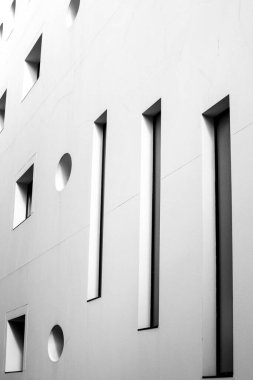 İspanya 'da beyaz taş cephesinde kare ve yuvarlak geometrik şekilli pencereler