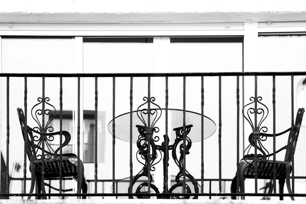 Kute Meble Żelaza Balkonie Mieszkaniu Hiszpanii Obraz Monochromatyczny — Zdjęcie stockowe