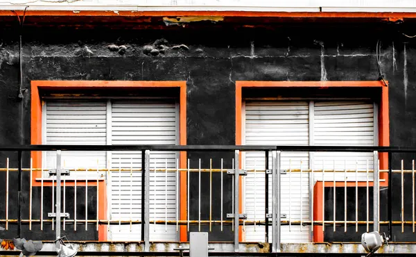 Квадратні Вікна Геометричної Форми Фасаді Чорного Каменю Іспанії — стокове фото