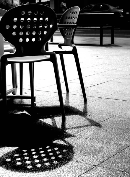 西班牙一家餐馆的空桌子和椅子 单色图片 — 图库照片
