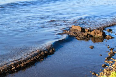 İspanya 'nın Santa Pola sahilinde okyanus konumu, dalgalar ve kaya dokusu
