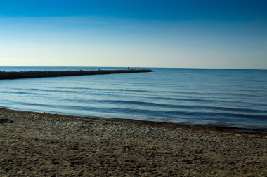 Santa Pola 'da sonbaharda kumsalda güneşli bir gün, Alicante