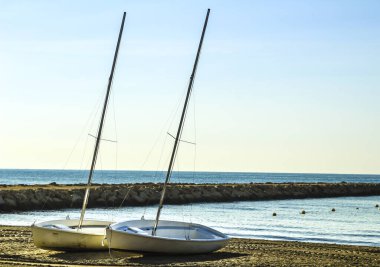 Santa Pola, Alicante, İspanya 'da Levante sahilinde güzel yelkenliler.