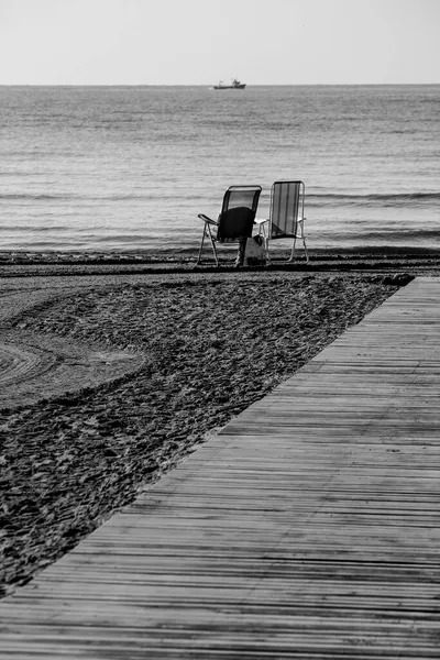 Osamělé Plážové Židle Břehu Dřevěný Chodník Pláž Levante Španělsku — Stock fotografie