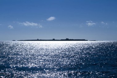 Tabarca Adası ve Akdeniz Sabah güneşinin altında