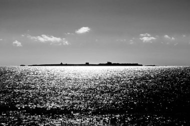 Tabarca Adası ve Akdeniz Sabah güneşinin altında