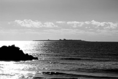Gündoğumu plajda ve Tabarca Adası arka planda sonbaharda Santa Pola, Alicante, İspanya