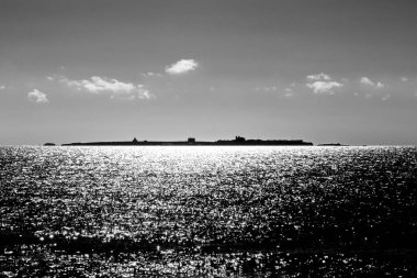 Tabarca Adası ve Akdeniz Sabah güneşinin altında