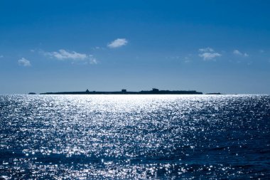 Tabarca Adası ve Akdeniz Sabah güneşinin altında