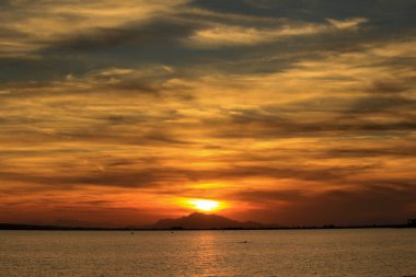 Santa Pola 'da Sunset' te renkli ve güzel bir gökyüzü ve deniz. Güney İspanya 'da küçük bir balıkçı köyü.