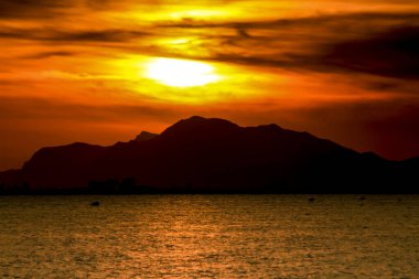 Santa Pola 'da Sunset' te renkli ve güzel bir gökyüzü ve deniz. Güney İspanya 'da küçük bir balıkçı köyü.