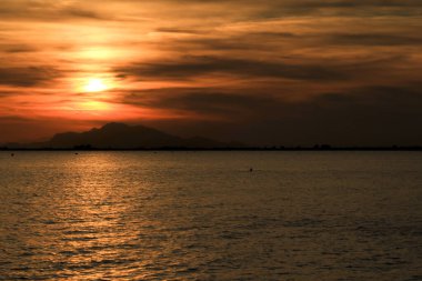 Santa Pola 'da Sunset' te renkli ve güzel bir gökyüzü ve deniz. Güney İspanya 'da küçük bir balıkçı köyü.