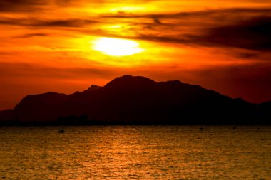 Santa Pola 'da Sunset' te renkli ve güzel bir gökyüzü ve deniz. Güney İspanya 'da küçük bir balıkçı köyü.