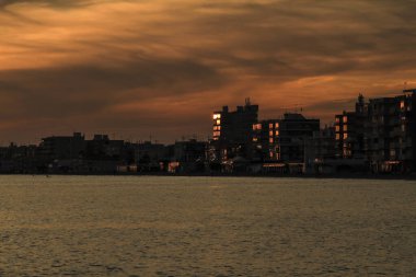 Santa Pola 'da Sunset' te renkli ve güzel bir gökyüzü ve deniz. Güney İspanya 'da küçük bir balıkçı köyü.