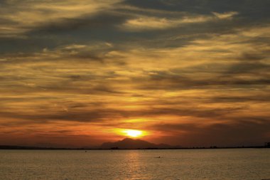 Santa Pola 'da Sunset' te renkli ve güzel bir gökyüzü ve deniz. Güney İspanya 'da küçük bir balıkçı köyü.
