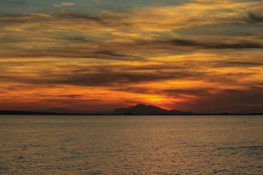 Santa Pola 'da Sunset' te renkli ve güzel bir gökyüzü ve deniz. Güney İspanya 'da küçük bir balıkçı köyü.