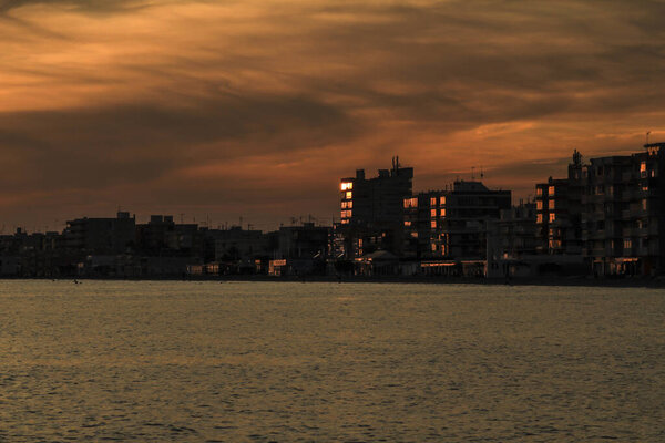Красочное небо и море на закате в Санта-Поле, маленькой рыбацкой деревушке на юге Испании