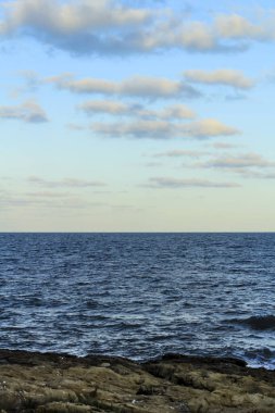 Santa Pola, Alicante, İspanya 'da sonbaharda kumsalda renkli bir gün batımı