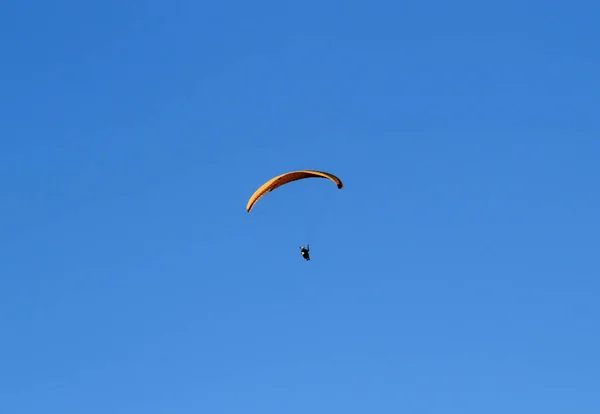 Lidé Paraglidingu Santa Pola Slunečného Podzimního Dne — Stock fotografie