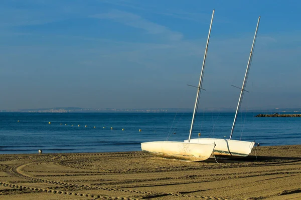 스페인 알리칸 폴라의 레반테 해변에 아름다운 돛단배들 — 스톡 사진