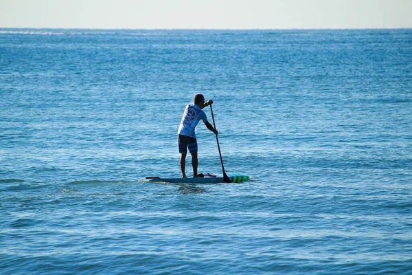 2021年10月16日スペイン アリカンテ県サンタ ポラのレバンテビーチで秋の晴れた日にパドルサーフィンを練習する人 — ストック写真