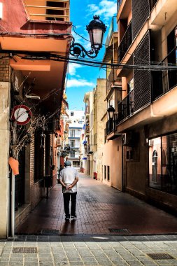 Benidorm, Alicante, İspanya - 9 Ekim 2021: güneşli bir sonbahar gününde Benidorm 'un güzel ve dar sokakları
