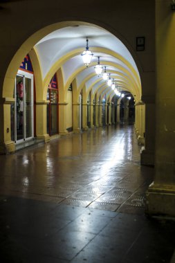 Benidorm, Alicante, İspanya - 9 Ekim 2021: güneşli bir sonbahar gününde Benidorm 'un güzel ve dar sokakları