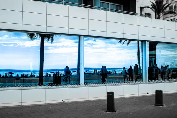 Benidorm Alicante Spanje Oktober 2021 Reflectie Een Glas Van Een — Stockfoto