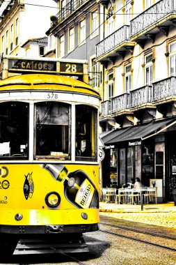 Lizbon, Portekiz- 10 Haziran 2018: Lizbon 'un tarihi sokaklarında mavi gökyüzünün altında renkli tramvaylar