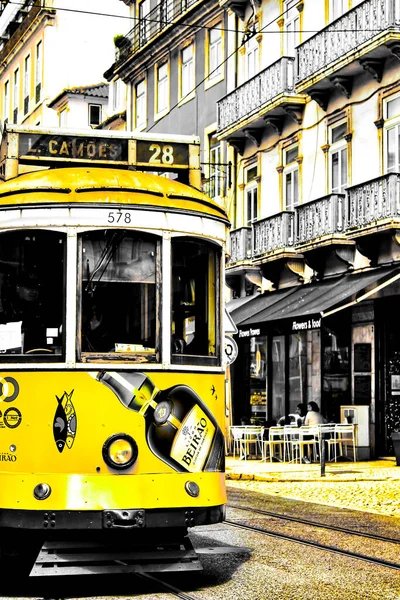 Lisbon Portugal June 2018 Барвисті Трамваї Через Історичні Вулиці Лісабон — стокове фото